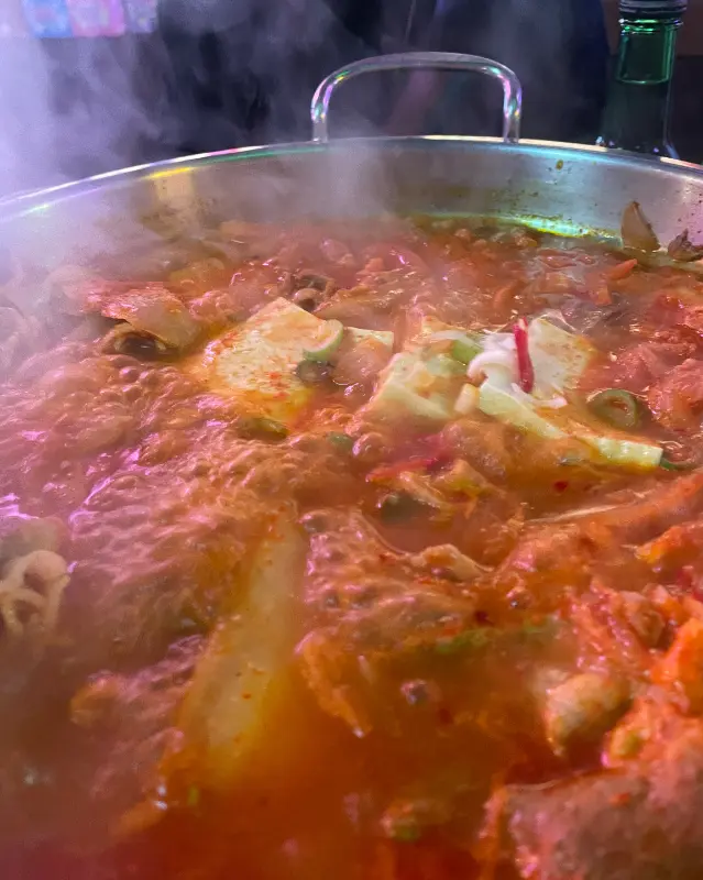 보글보글 끓는 김치찌개