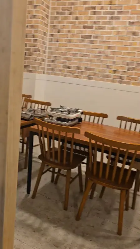 넓고 편안한 매장 내부