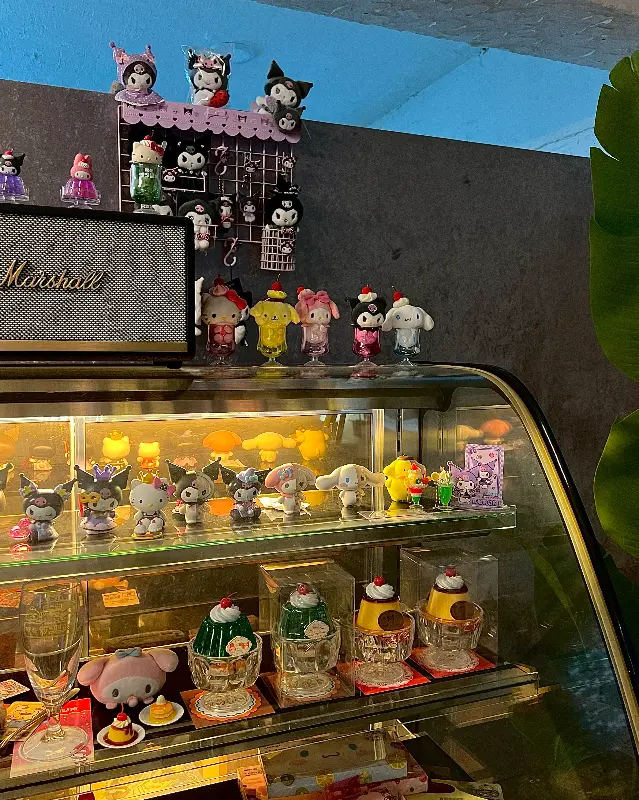 쇼케이스 안의 다채로운 디저트