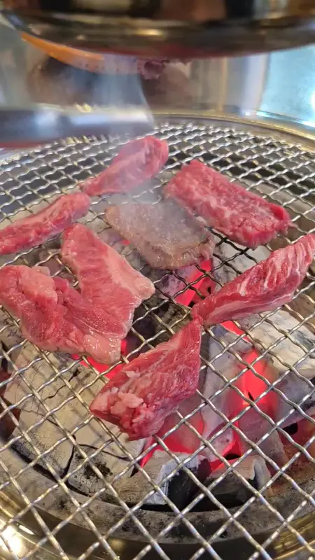 숯불 위에서 익어가는 갈비살
