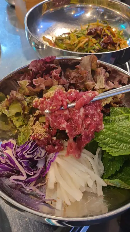 푸짐한 육회비빔밥