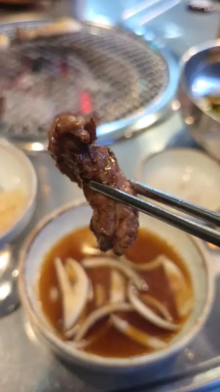 양파장에 찍어 먹는 갈비살