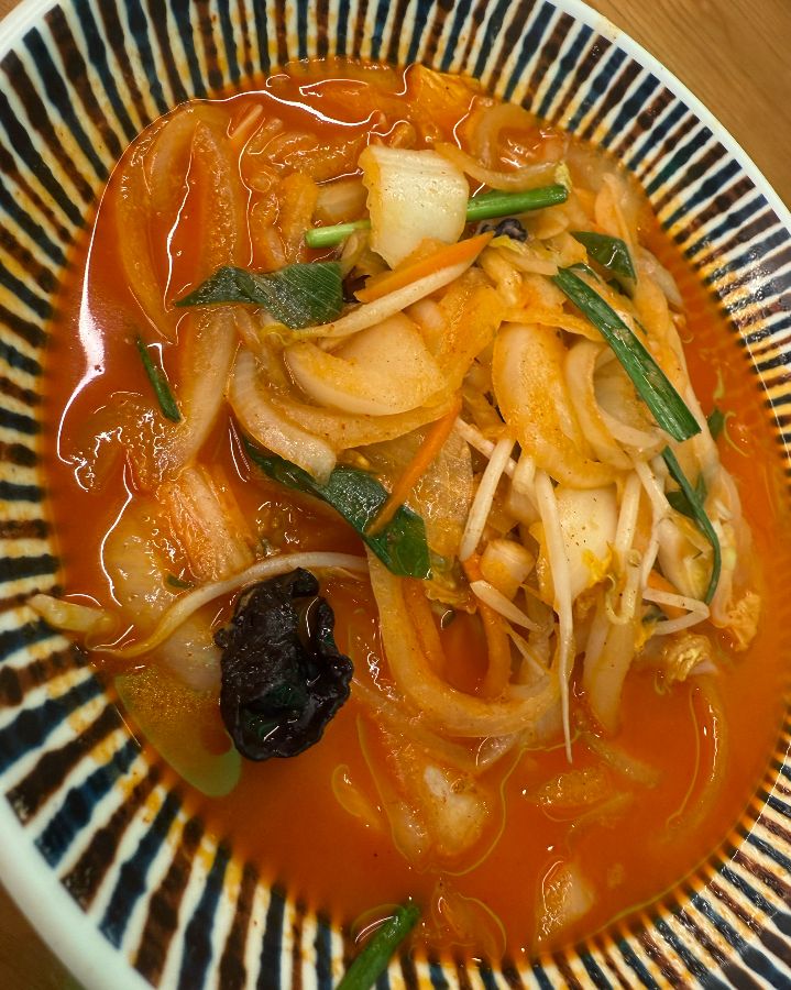 푸짐한 해산물이 돋보이는 짬뽕