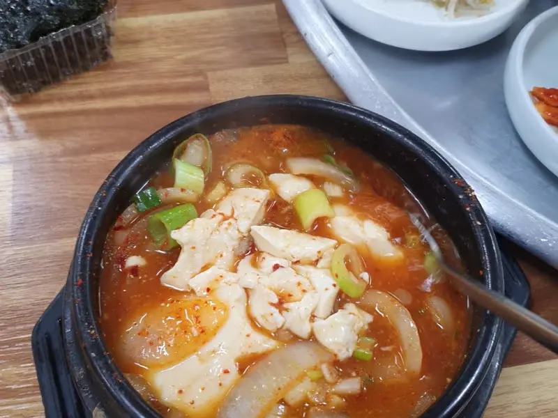 뚝배기에 담겨 보글보글 끓는 순두부찌개