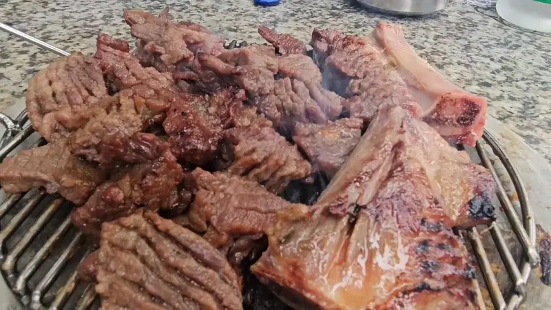 연탄불에 구워지는 갈비