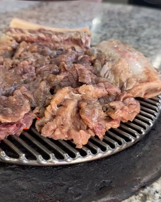 구워진 갈비 사진