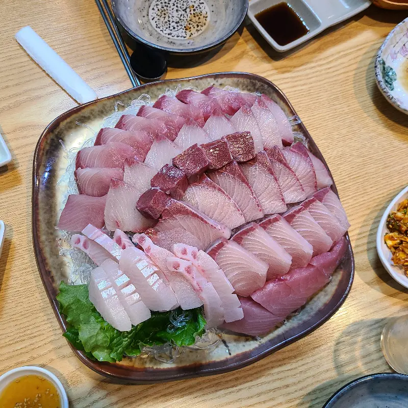 다채로운 방어회 부위