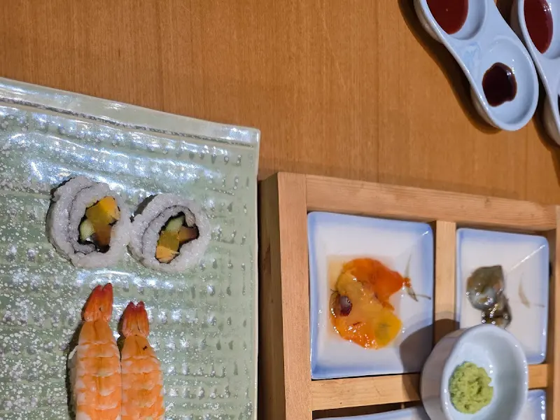 정성스럽게 만들어진 스시