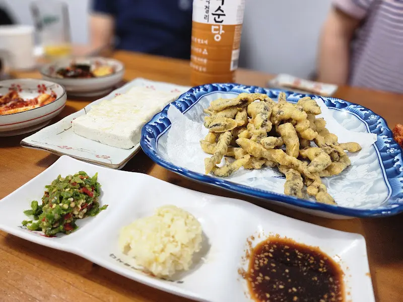 미꾸라지 튀김과 다양한 밑반찬