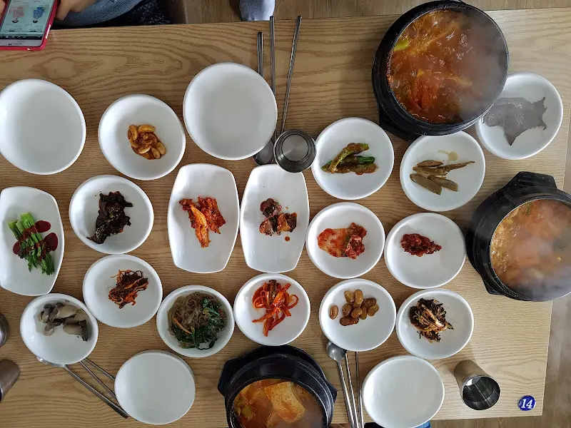 다양한 밑반찬과 추어탕이 놓인 테이블