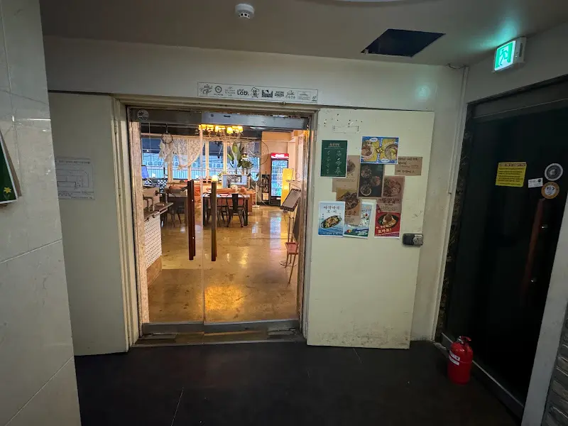 따뜻한 분위기의 옥상식당 내부