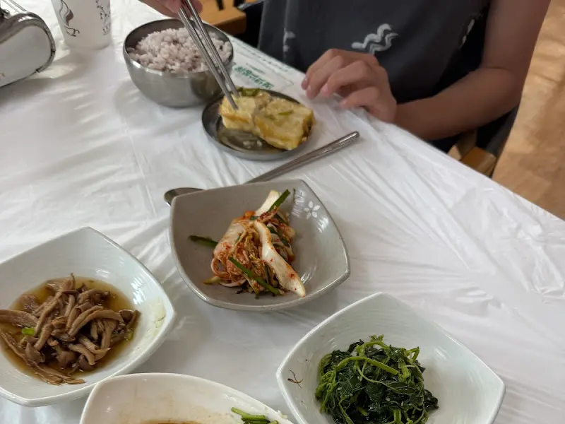 정갈한 밑반찬과 따뜻한 두부 부침