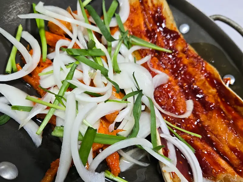 신선한 야채와 함께 제공되는 더덕구이