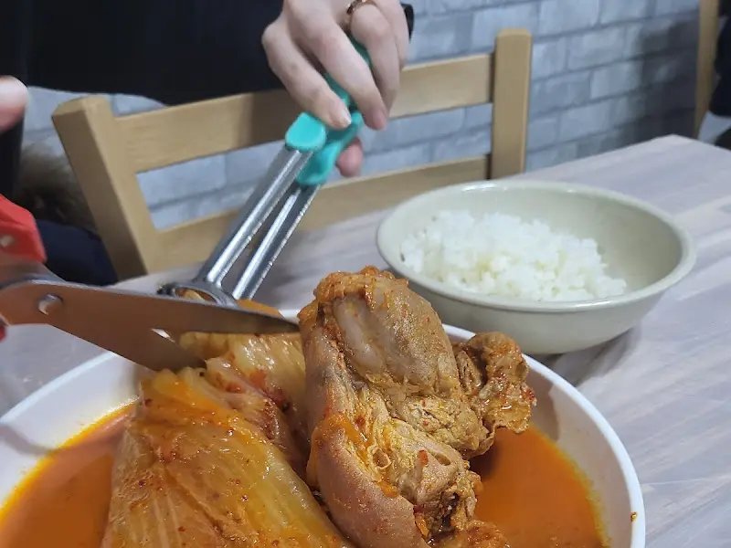 김치찜을 자르는 모습