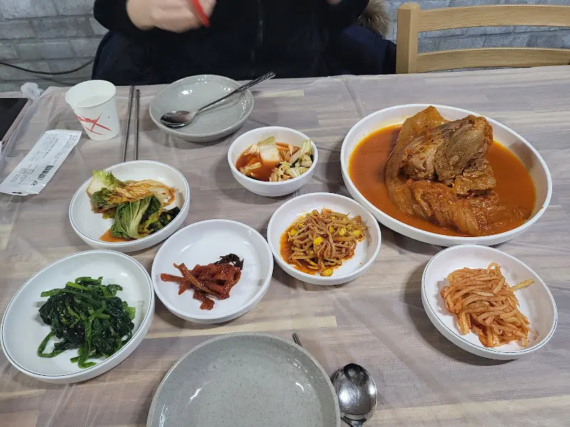 김치찜과 다양한 밑반찬