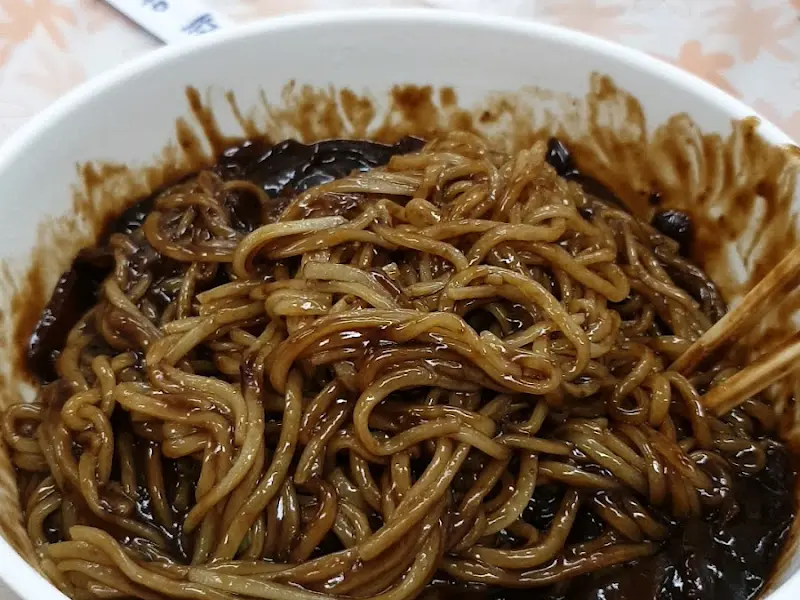 윤기가 흐르는 짜장면