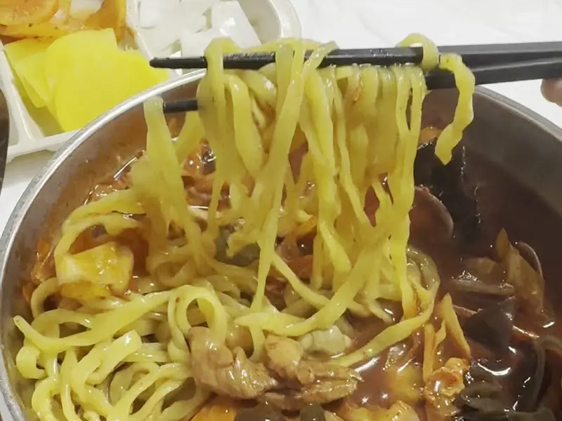 푸짐한 해산물과 돼지고기가 인상적인 육짬뽕