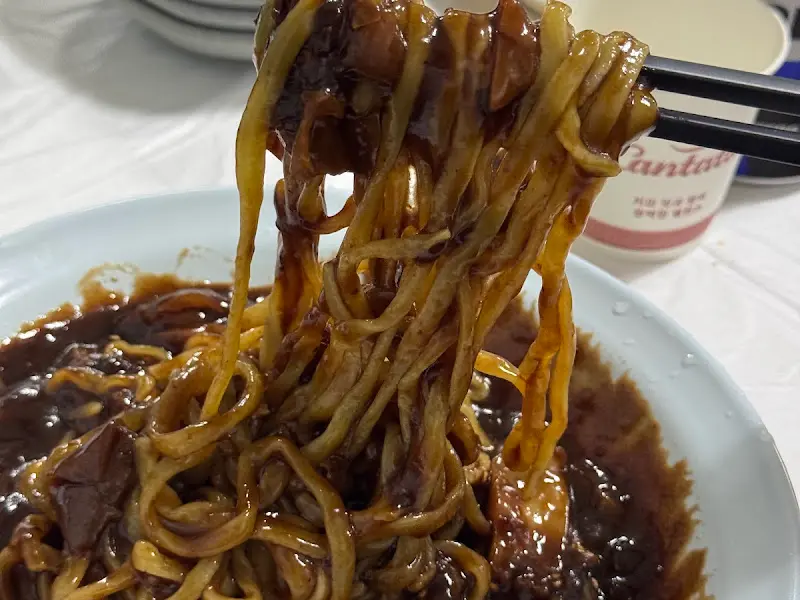 윤기가 흐르는 짜장면