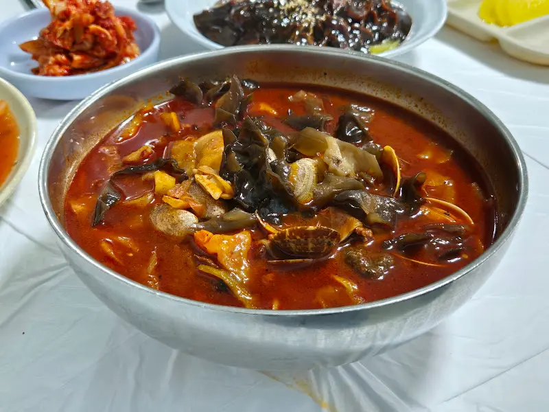 얼큰한 국물이 일품인 육짬뽕
