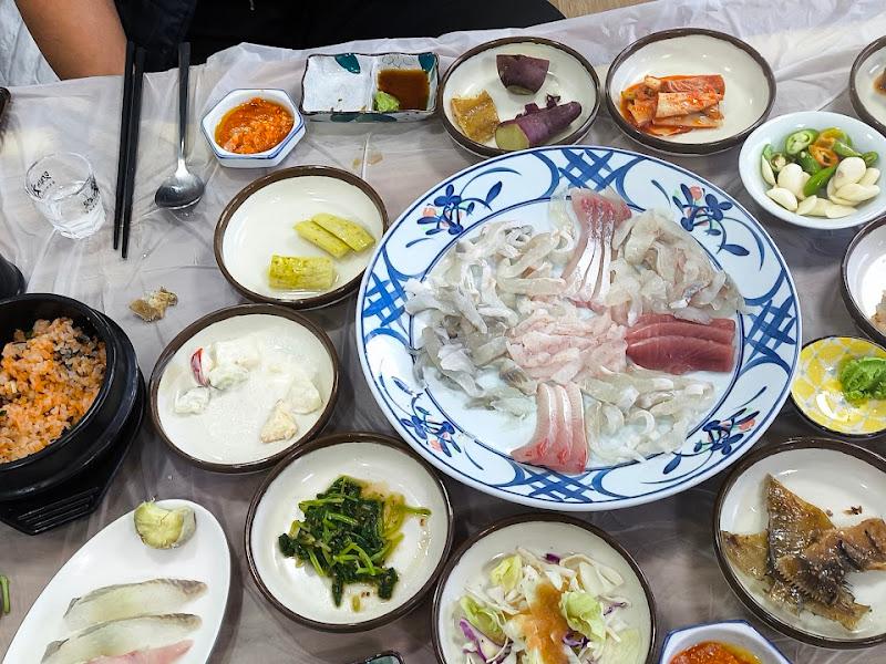 싱싱한 해산물이 가득 담긴 연수횟집의 물회