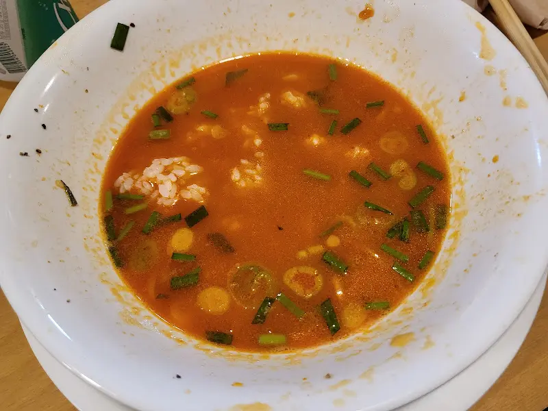 밥을 말아먹는 모습