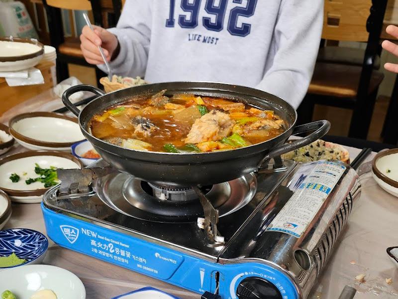 물회를 시키면 함께 제공되는 뼈 매운탕