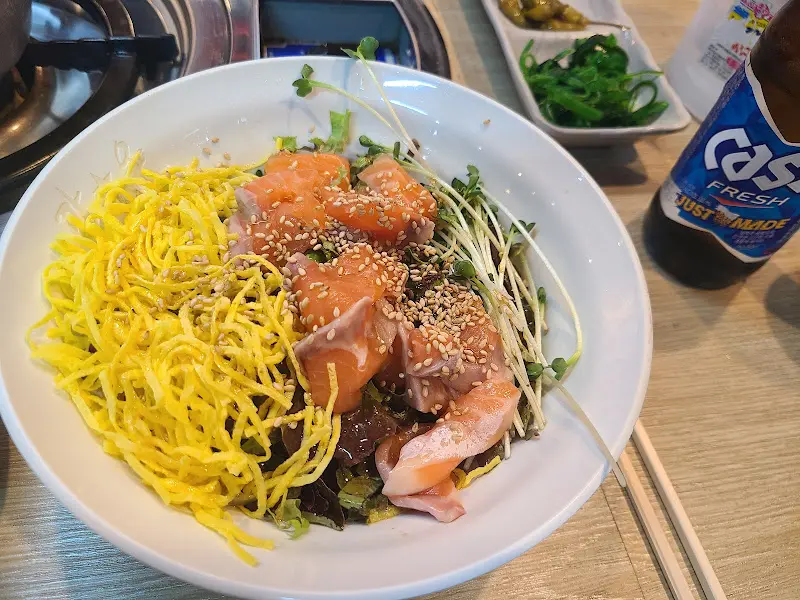 신선한 연어가 올려진 연어덮밥