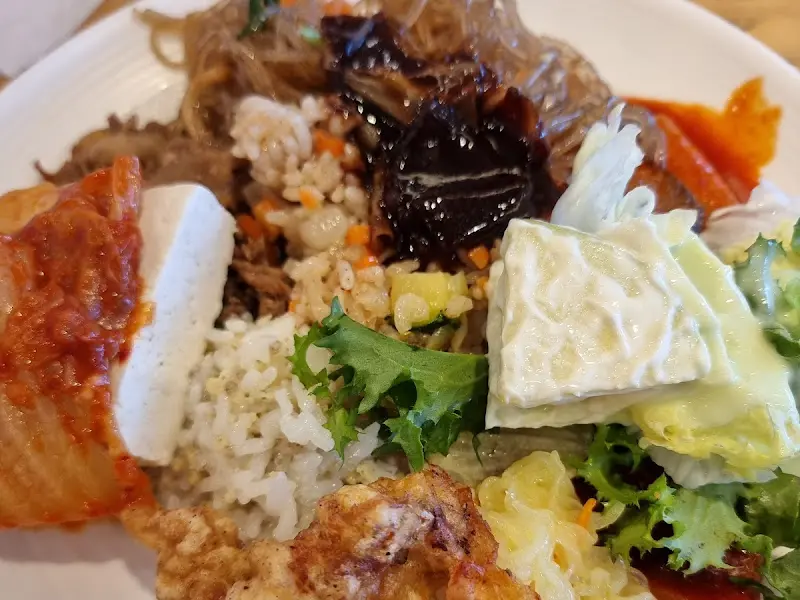 푸짐하게 담은 음식