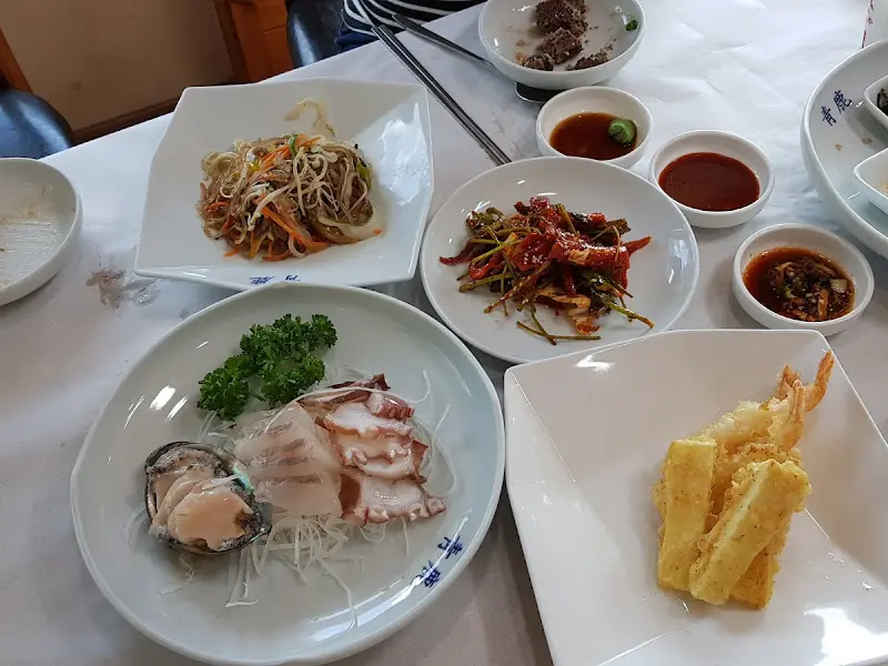 문어숙회, 탕수육, 잡채 등이 정갈하게 담겨 테이블 위에 놓여 있다.