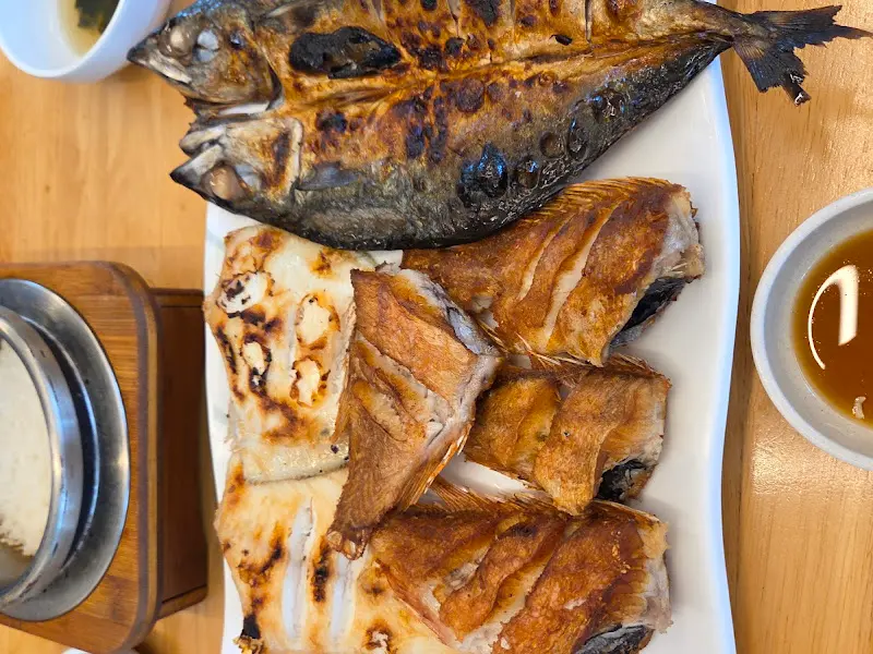 노릇하게 구워진 뽈락구이