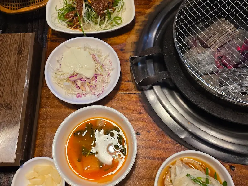 셀프바에서 비빔밥 재료를 담는 모습