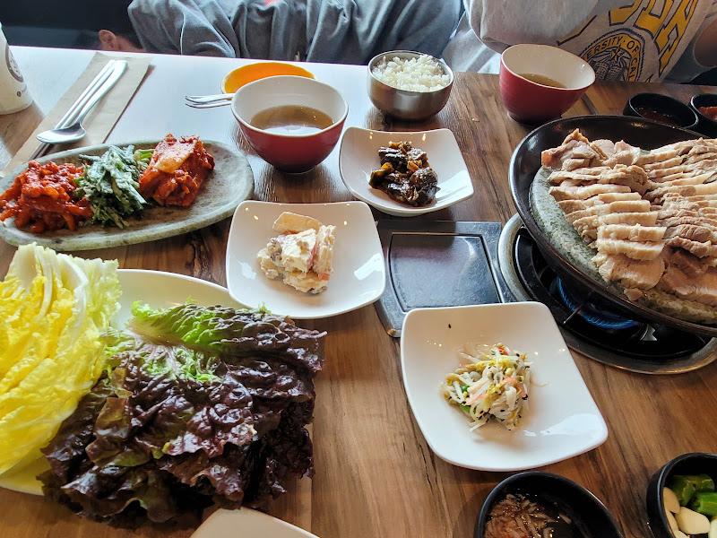 윤씨보쌈 전체 테이블 세팅