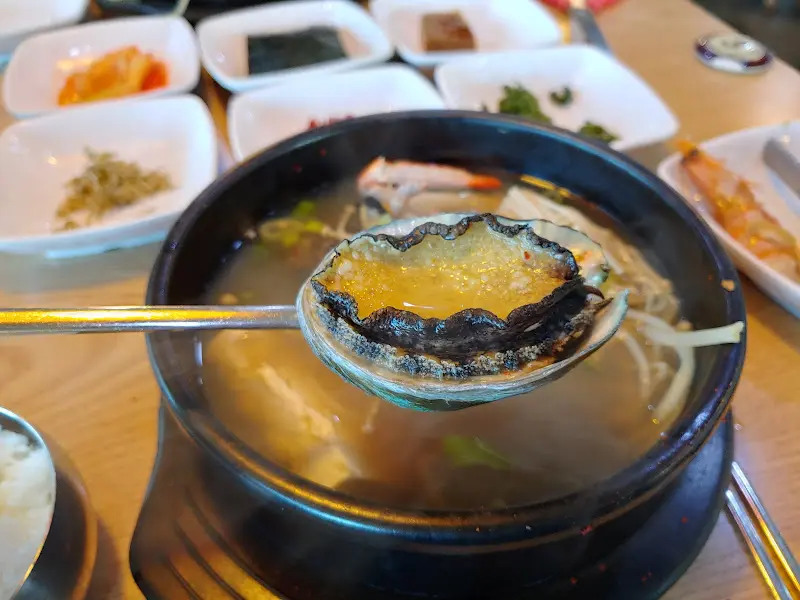 시원한 국물에 담긴 큼지막한 전복