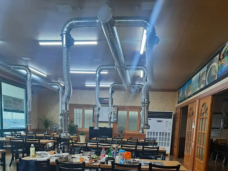 넓은 식당 내부