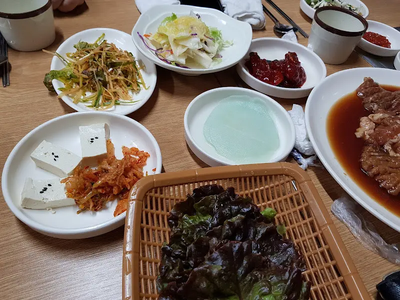 돼지갈비와 밑반찬