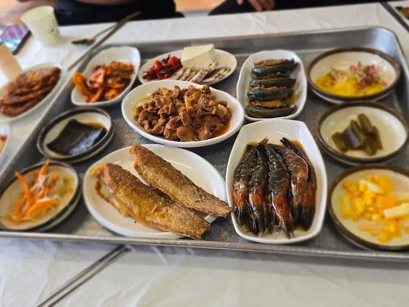 다양한 밑반찬들이 가득한 한 상 차림