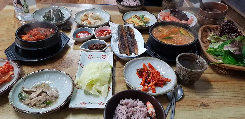 다양한 반찬과 곤드레밥이 어우러진 푸짐한 한 상