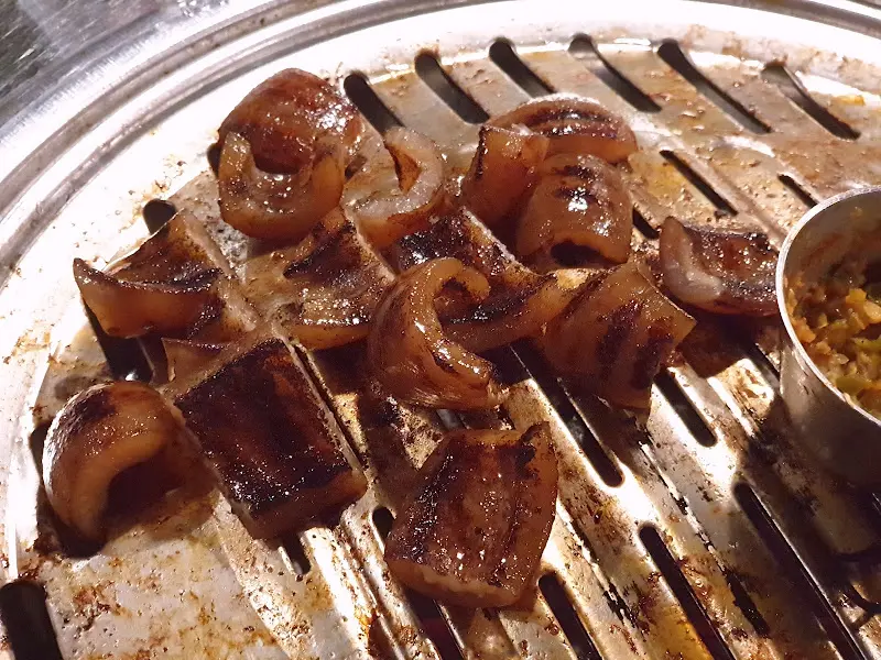 불판 위의 돼지 껍데기