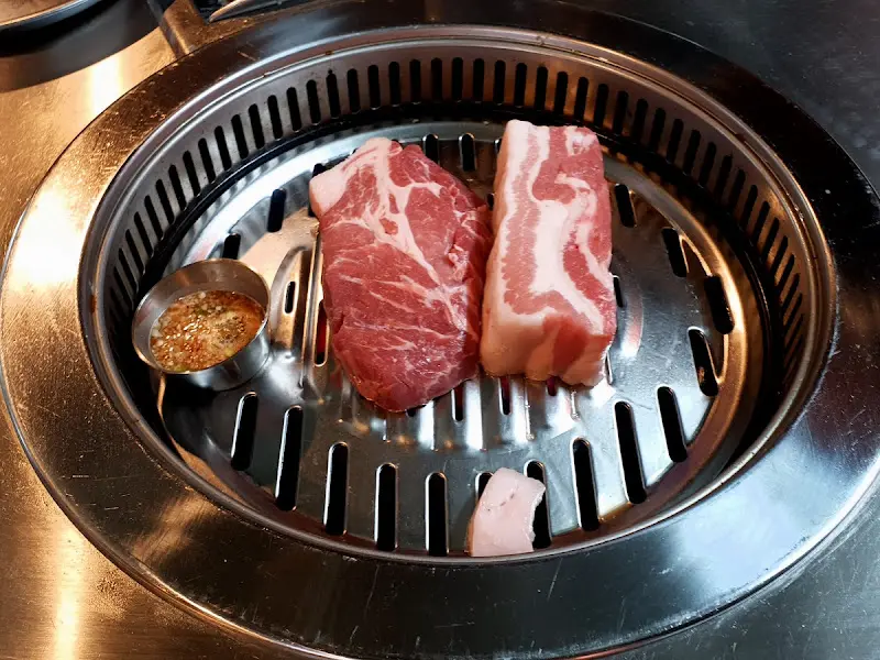 불판 위의 삼겹살