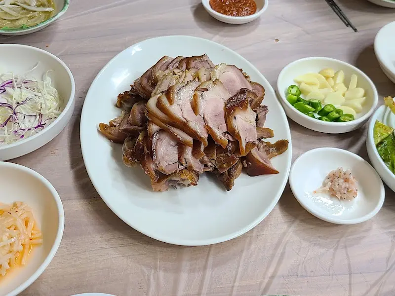 윤기가 흐르는 족발 한 상차림