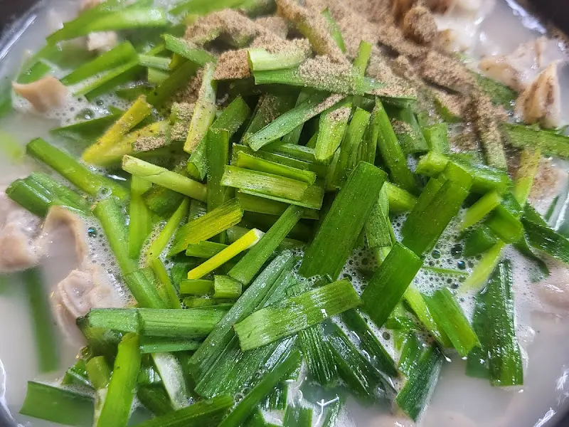 파가 듬뿍 올려진 돼지국밥