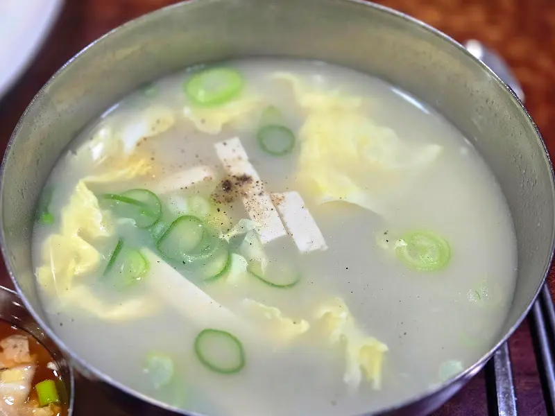 뽀얀 국물의 북어국