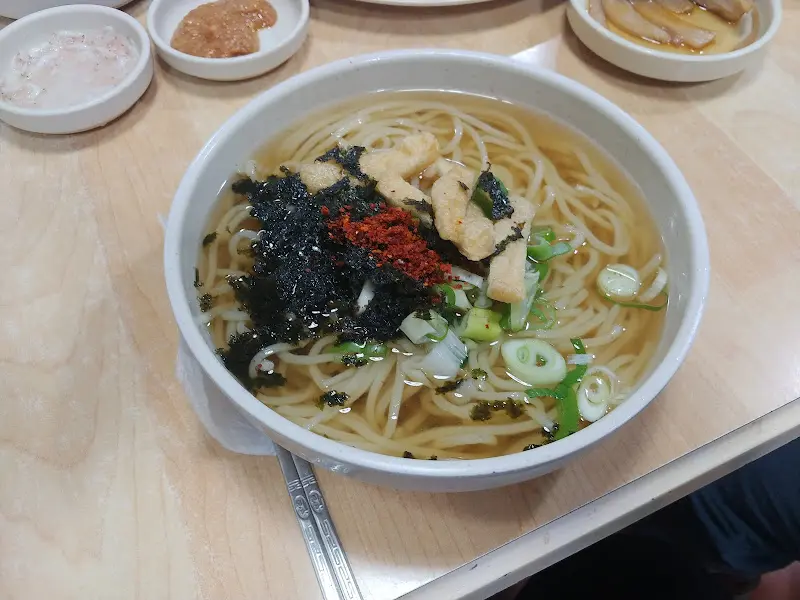 고춧가루가 뿌려진 가락국수