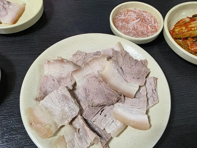 윤기가 자르르 흐르는 수육