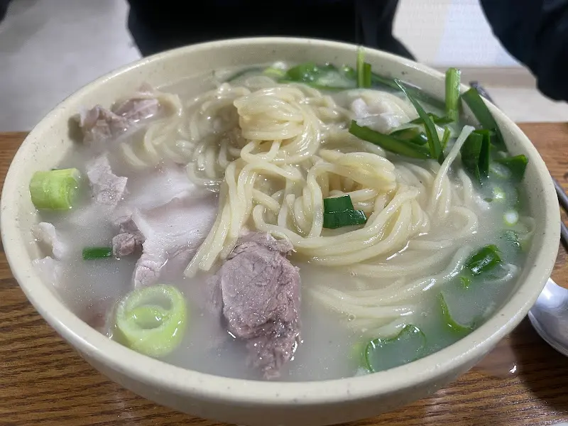 국밥에 담긴 면과 고기