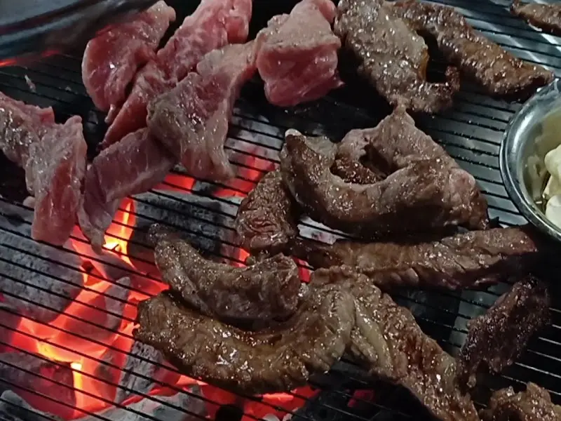 숯불 위에서 익어가는 소갈비살