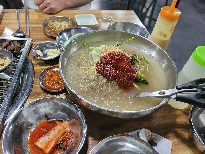 테이블 위 왕냉면 근접샷