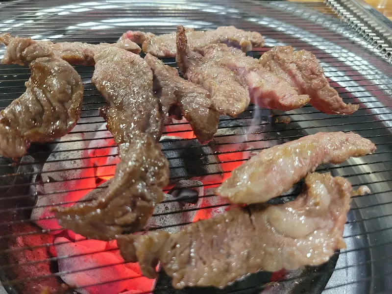 불판 위에서 익어가는 소갈비살