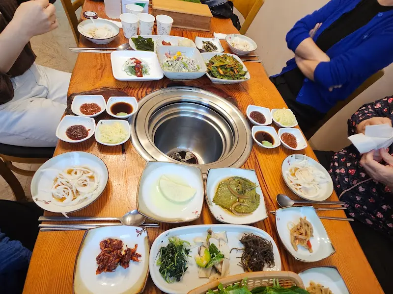 다채로운 밑반찬과 장어