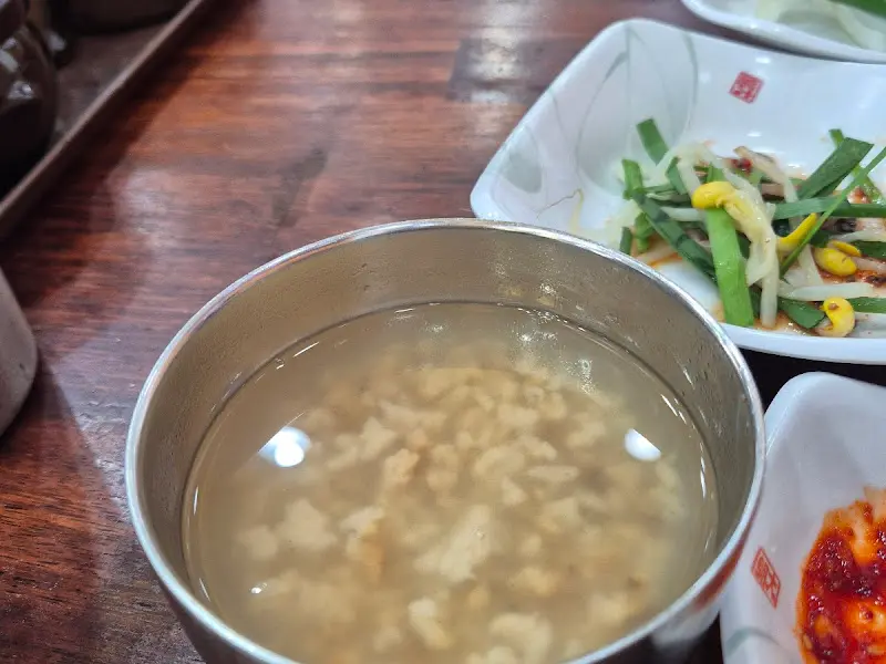 맑은 국물의 순대국밥